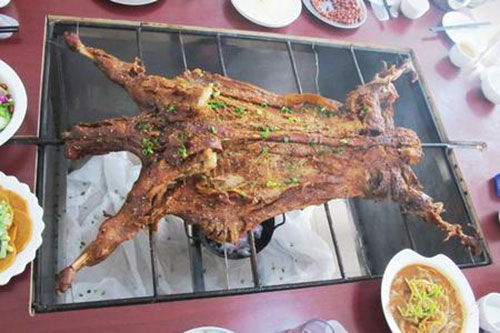 中国内蒙古呼和浩特餐饮特色菜:整羊席