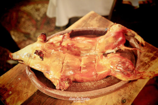 西班牙塞戈维亚千年水渠下的烤乳猪