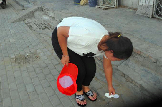 鄂前旗大学生志愿者开展环境卫生清理志愿服务